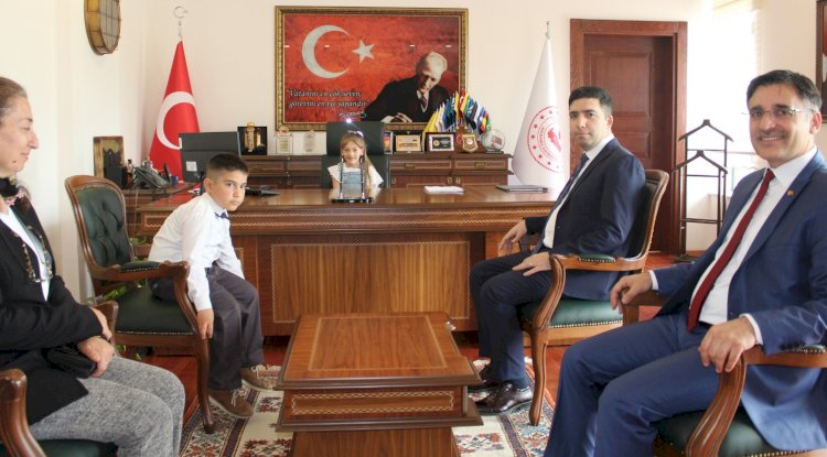 Kaymakam Taş, Koltuğunu Öğrencilere Devretti