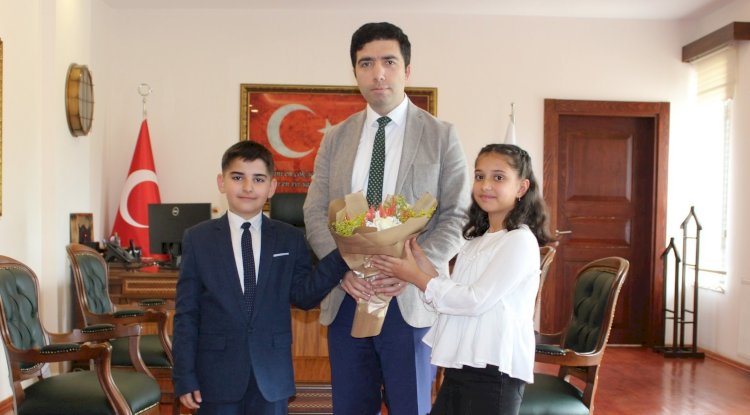 Koltuğunu öğrencilere devretti